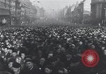 Immagine di Folla ceca Praga Cecoslovacchia, 1953, secondo 41 filmato di repertorio 65675074241