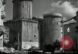 Standbild United States Army Infantry in Fondi Fondi Italien, 1944, aus Sekunde 9 historischem Filmmaterial Videoclip 65675074257