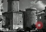 Standbild United States Army Infantry in Fondi Fondi Italien, 1944, aus Sekunde 12 historischem Filmmaterial Videoclip 65675074257