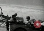 Standbild United States Army Infantry in Fondi Fondi Italien, 1944, aus Sekunde 42 historischem Filmmaterial Videoclip 65675074257