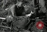 Standbild verletzt 3 Division Soldat Cisternia Italien, 1944, aus Sekunde 13 historischem Filmmaterial Videoclip 65675074263
