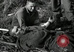 Standbild verletzt 3 Division Soldat Cisternia Italien, 1944, aus Sekunde 14 historischem Filmmaterial Videoclip 65675074263