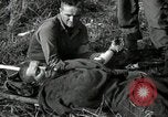 Standbild verletzt 3 Division Soldat Cisternia Italien, 1944, aus Sekunde 15 historischem Filmmaterial Videoclip 65675074263