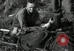 Standbild verletzt 3 Division Soldat Cisternia Italien, 1944, aus Sekunde 16 historischem Filmmaterial Videoclip 65675074263