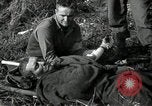 Standbild verletzt 3 Division Soldat Cisternia Italien, 1944, aus Sekunde 17 historischem Filmmaterial Videoclip 65675074263