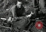 Standbild verletzt 3 Division Soldat Cisternia Italien, 1944, aus Sekunde 18 historischem Filmmaterial Videoclip 65675074263