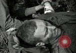 Standbild verletzt 3 Division Soldat Cisternia Italien, 1944, aus Sekunde 24 historischem Filmmaterial Videoclip 65675074263