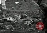 Standbild verletzt 3 Division Soldat Cisternia Italien, 1944, aus Sekunde 48 historischem Filmmaterial Videoclip 65675074263