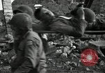 Standbild verletzt 3 Division Soldat Cisternia Italien, 1944, aus Sekunde 49 historischem Filmmaterial Videoclip 65675074263