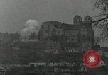 Standbild US Artillerie Beschuss St Stephan's Cathedral Vieux-Brisach Deutschland, 1945, aus Sekunde 51 historischem Filmmaterial Videoclip 65675074265