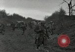 Image Faire progresser les forces américaines détruire ennemi barrage routier Oberleuken Allemagne, 1945, de la seconde 7 séquences d'archives historiques vidéo 65675074268