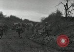 Image Faire progresser les forces américaines détruire ennemi barrage routier Oberleuken Allemagne, 1945, de la seconde 10 séquences d'archives historiques vidéo 65675074268