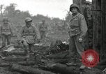 Image Faire progresser les forces américaines détruire ennemi barrage routier Oberleuken Allemagne, 1945, de la seconde 39 séquences d'archives historiques vidéo 65675074268