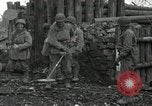 Image Faire progresser les forces américaines détruire ennemi barrage routier Oberleuken Allemagne, 1945, de la seconde 57 séquences d'archives historiques vidéo 65675074268