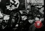 Standbild Adolf Hitler am frühen Sitzungen im Aufstieg zur Macht Deutschland, 1929, aus Sekunde 37 historischem Filmmaterial Videoclip 65675074291