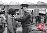 Standbild Negro LKW-Fahrer europäische Theater, 1946, aus Sekunde 33 historischem Filmmaterial Videoclip 65675074296