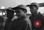 Standbild American negro US Army Piloten erhalten Flügel Tuskegee Alabama USA, 1944, aus Sekunde 25 historischem Filmmaterial Videoclip 65675074303