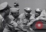 Standbild American negro US Army Piloten erhalten Flügel Tuskegee Alabama USA, 1944, aus Sekunde 31 historischem Filmmaterial Videoclip 65675074303