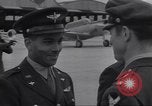 Standbild American negro US Army Piloten erhalten Flügel Tuskegee Alabama USA, 1944, aus Sekunde 45 historischem Filmmaterial Videoclip 65675074303