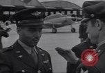 Standbild American negro US Army Piloten erhalten Flügel Tuskegee Alabama USA, 1944, aus Sekunde 46 historischem Filmmaterial Videoclip 65675074303