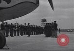 Standbild American negro US Army Piloten erhalten Flügel Tuskegee Alabama USA, 1944, aus Sekunde 47 historischem Filmmaterial Videoclip 65675074303