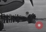 Standbild American negro US Army Piloten erhalten Flügel Tuskegee Alabama USA, 1944, aus Sekunde 48 historischem Filmmaterial Videoclip 65675074303