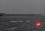Standbild American negro US Army Piloten erhalten Flügel Tuskegee Alabama USA, 1944, aus Sekunde 60 historischem Filmmaterial Videoclip 65675074303