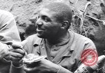 Standbild Negro Soldaten Bougainville Island Papua Neu Guinea, 1944, aus Sekunde 37 historischem Filmmaterial Videoclip 65675074320