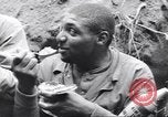 Standbild Negro Soldaten Bougainville Island Papua Neu Guinea, 1944, aus Sekunde 39 historischem Filmmaterial Videoclip 65675074320