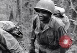 Image La campagne des soldats américains africains dans le Pacifique l'île de Bougainville en Papouasie-Nouvelle-Guinée, 1944, de la seconde 18 séquences d'archives historiques vidéo 65675074325