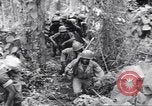 Image La campagne des soldats américains africains dans le Pacifique l'île de Bougainville en Papouasie-Nouvelle-Guinée, 1944, de la seconde 26 séquences d'archives historiques vidéo 65675074325