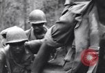 Image soldats nègres l'île de Bougainville en Papouasie-Nouvelle-Guinée, 1944, de la seconde 20 séquences d'archives historiques vidéo 65675074326