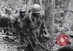 Image soldats nègres l'île de Bougainville en Papouasie-Nouvelle-Guinée, 1944, de la seconde 32 séquences d'archives historiques vidéo 65675074326