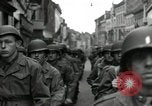 Standbild 82 Armored Reconnaissance Bataillon Paraden in Ostbelgien Hasselt Belgien, 1945, aus Sekunde 40 historischem Filmmaterial Videoclip 65675074329