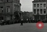Standbild 82 Armored Reconnaissance Bataillon Paraden in Ostbelgien Hasselt Belgien, 1945, aus Sekunde 60 historischem Filmmaterial Videoclip 65675074329