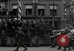 Standbild Truppen der US 2 Panzerdivision Parade in der belgischen Stadt Hasselt Belgien, 1945, aus Sekunde 3 historischem Filmmaterial Videoclip 65675074330