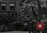 Standbild Truppen der US 2 Panzerdivision Parade in der belgischen Stadt Hasselt Belgien, 1945, aus Sekunde 9 historischem Filmmaterial Videoclip 65675074330