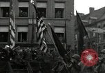 Standbild Truppen der US 2 Panzerdivision Parade in der belgischen Stadt Hasselt Belgien, 1945, aus Sekunde 10 historischem Filmmaterial Videoclip 65675074330