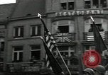 Standbild Truppen der US 2 Panzerdivision Parade in der belgischen Stadt Hasselt Belgien, 1945, aus Sekunde 12 historischem Filmmaterial Videoclip 65675074330
