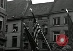 Standbild Truppen der US 2 Panzerdivision Parade in der belgischen Stadt Hasselt Belgien, 1945, aus Sekunde 13 historischem Filmmaterial Videoclip 65675074330