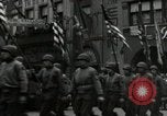 Standbild Truppen der US 2 Panzerdivision Parade in der belgischen Stadt Hasselt Belgien, 1945, aus Sekunde 14 historischem Filmmaterial Videoclip 65675074330
