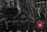 Standbild Truppen der US 2 Panzerdivision Parade in der belgischen Stadt Hasselt Belgien, 1945, aus Sekunde 15 historischem Filmmaterial Videoclip 65675074330