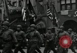 Standbild Truppen der US 2 Panzerdivision Parade in der belgischen Stadt Hasselt Belgien, 1945, aus Sekunde 17 historischem Filmmaterial Videoclip 65675074330