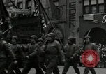 Standbild Truppen der US 2 Panzerdivision Parade in der belgischen Stadt Hasselt Belgien, 1945, aus Sekunde 18 historischem Filmmaterial Videoclip 65675074330