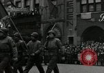 Standbild Truppen der US 2 Panzerdivision Parade in der belgischen Stadt Hasselt Belgien, 1945, aus Sekunde 19 historischem Filmmaterial Videoclip 65675074330