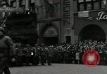 Standbild Truppen der US 2 Panzerdivision Parade in der belgischen Stadt Hasselt Belgien, 1945, aus Sekunde 20 historischem Filmmaterial Videoclip 65675074330