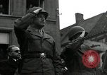 Standbild Truppen der US 2 Panzerdivision Parade in der belgischen Stadt Hasselt Belgien, 1945, aus Sekunde 21 historischem Filmmaterial Videoclip 65675074330
