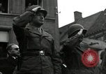 Standbild Truppen der US 2 Panzerdivision Parade in der belgischen Stadt Hasselt Belgien, 1945, aus Sekunde 22 historischem Filmmaterial Videoclip 65675074330