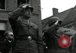 Standbild Truppen der US 2 Panzerdivision Parade in der belgischen Stadt Hasselt Belgien, 1945, aus Sekunde 23 historischem Filmmaterial Videoclip 65675074330