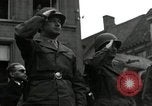 Standbild Truppen der US 2 Panzerdivision Parade in der belgischen Stadt Hasselt Belgien, 1945, aus Sekunde 24 historischem Filmmaterial Videoclip 65675074330